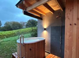 Cabanes avec jacuzzi les pieds dans la vignes, hotel con parking en Incourt