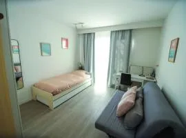 Privé kamer met chill room en gedeelde badkamer - rand Antwerpen - afrit E313 Wommelgem - vlakbij tramhalte lijn 9 en 24