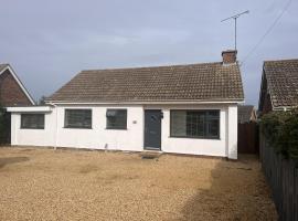 Inviting 2-Bed Bungalow in Heacham with spa bath, holiday home in Heacham