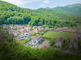Safari Family Villas near Park Aventura,Lake,Zoo, hytte i Braşov