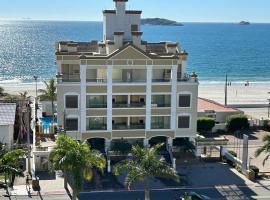 Golfinhos ApartHotel a beira-mar!!, serviced apartment in Florianópolis