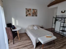 Escapade Beaujolaise - Studio, hotel with parking in Taponas