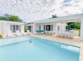 Spacious beautiful & elegant 3-bedroom villa., hotel with pools in La Atravesada