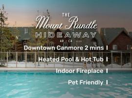 Mount Rundle Hideaway with Heated Pool & Hot Tub and allows Pets, hotell i Canmore