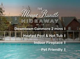 Mount Rundle Hideaway with Heated Pool & Hot Tub and allows Pets, casa rústica em Canmore