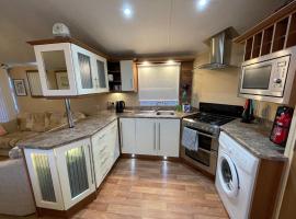 7 Rannoch Row, lovely holiday static caravan for dogs & their owners.，福法的度假屋