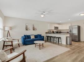 Town nearby, beach, grill, garage, pets, hotel u gradu Sent Augustin