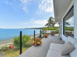 Bazan Bay Beach House, holiday home in North Saanich