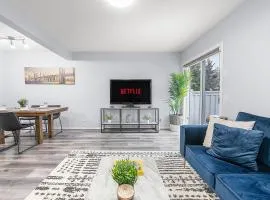 Large Townhome Near Anthony Henday in Ellerslie with Driveway & Visitor Parking, King Bed, 4 Queen Beds, Fully Equipped Kitchen & More!