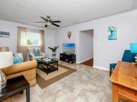 Dog-Friendly Vacation Home. 5 Min to the Beach!, hotell i Bay Pines