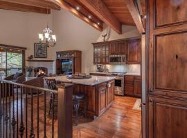 Luxurious Northstar Condo Walk to Village Shared Hot-Tubs, apartment in Truckee