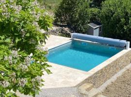 Gite Oustalet avec piscine & SPA, rumah liburan di Générargues