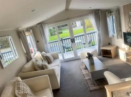 Charming 2-Bed Chalet in Tuxford, hotel v destinaci Tuxford