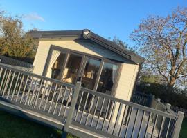 Charming 2-Bed Chalet in Tuxford, hytte i Tuxford