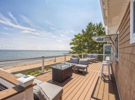 Sunrise Cove - Oceanfront Bliss Luxury Beach Retreat, хотел в East Haven