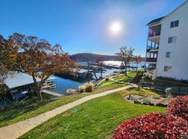 Peaceful 1st floor lakeside condo minutes from Osage Beach and Ozark State Park, hotel with pools in Kaiser