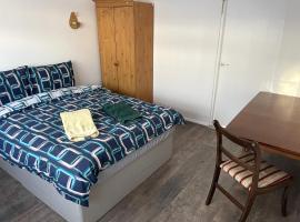 A nice double bedroom in Mottingham, hotel with parking in Eltham
