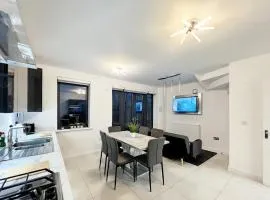 Modern Beautiful 5 bed -Sleeps 13 - Free Parking