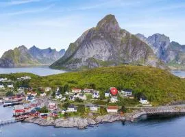 Reine Fishermans House - Mountain & Seaview