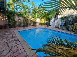 Villa Les Oursins 130 m² - Piscine privée, family hotel in Les Trois-Îlets