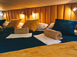 SLEEPBOAT LuxLife Yatch, hotel in Porto