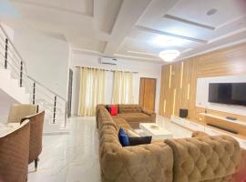 Luxury 4 bedroom shared shortlet apartment lekki、ラゴスのホテル