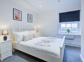 Spacious One Bedroom Apartment in The Heart Of Brentwood, hotel in Brentwood