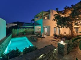 Private Luxury Scarlet beachfront villa, Molos, Paros, hotel u gradu 'Molos Parou'