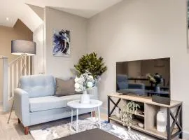 MK 2-Bedroom Contractor's Gem, 5 beds, sleeps 6, free parking