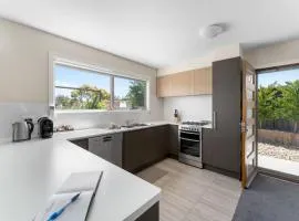 T Bar on Twynam - Modern 2BR Apartment l WiFi l Netflix l BBQ l Smart TV l Air-Con