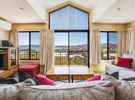 Dromaius 5 - 3BR Townhouse l Lake Views l Spa Bath l WiFi l BBQ