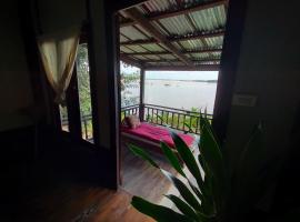 Pomelo Restaurant and Guesthouse's Fishermen Bungalow & A Tammarine Bungalow River Front, casa de praia em Ban Khon