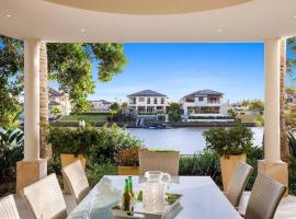 Extravagant waterfront home!, stuga i Gold Coast