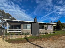 Bayview Retreat, holiday home in Goughs Bay
