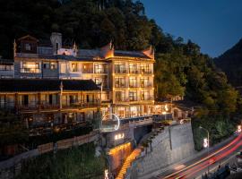 Phoenix Best River View B&B, hotel com estacionamento em Fenghuang