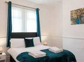 4 Bed House Sleeps 9 Free Parking