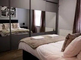 4 Bed House Sleeps 9 Free Parking