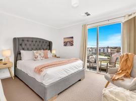 Oceanside at Christies Beach - Contemporary Comfort, holiday home in Christies Beach
