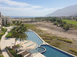 Golf Lake Penthouse, hotel with pools in As Sīfah