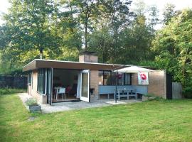 Zonnige vrijstaande bungalow in prachtige omgeving!, maison de vacances à Rekem