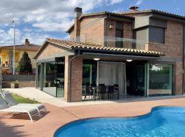 Chalet Els pins, Banyoles, cabana o cottage a Banyoles