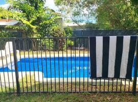 Pet friendly apartment with pool, hotel in Casuarina
