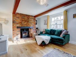 Oak Cottage, Dilham, Norfolk - Close to Wroxham & the Broads, hotel in Dilham