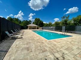 Grand Holiday 3BR Condo near Disney Parks, hotel in Kissimmee