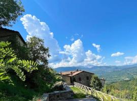 ISA-Rooms with private bathroom in a villa with fenced garden surrounded by greenery in the Garfagnana area, shared kitchen, shared hydromassage tub and sauna, landhuis in Sillico