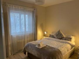 Letterkenny Three Bedroom Town Centre Apartment, hotel cerca de The Cathedral of St. Eunan and St Columba, Letterkenny