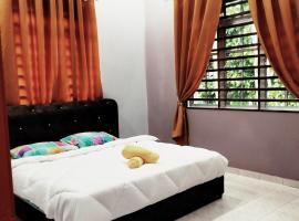 Rezqrich Villa Homestay 2, hotel con parcheggio a Kampung Degong