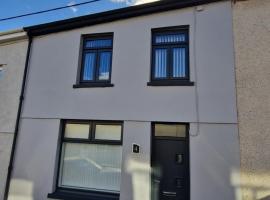Comfortable 3 Bed home Merthyr Tydfil near Bike Park Wales & Brecon Beacons, hotel with parking in Dowlais
