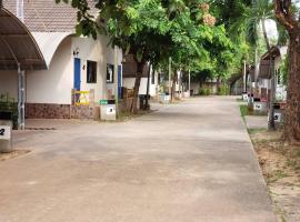 Phontong Garden Resort, Hotel mit Parkplatz in Kalasin