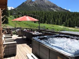 Slope-Side Chalet w/Jacuzzi, Home Cinema, for 16 Guests, Hotel in Montgenèvre
